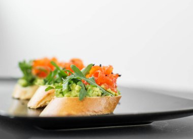 Güzel dekore edilmiş yemek ziyafeti menüsü. Büfe için atıştırmalık ve aperatifler