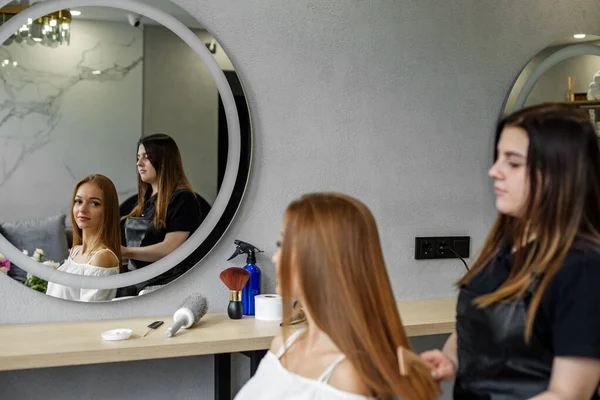 Une Jeune Femme Visité Coiffeur Fille Regarde Dans Miroir Coiffeur — Photo