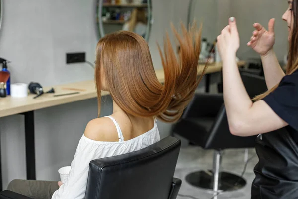 Una Joven Visitó Una Peluquera Nuevo Color Cabello Peluquero Hizo —  Fotos de Stock