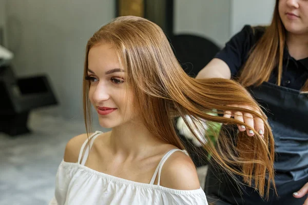 Une Jolie Femme Rendu Visite Coiffeur Nouvelle Couleur Cheveux Coiffeur — Photo