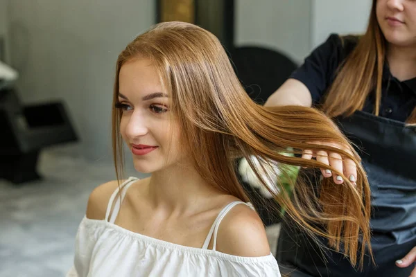 Krásná Žena Navštívila Kadeřnici Nová Barva Vlasů Kadeřník Stříhal Barvil — Stock fotografie