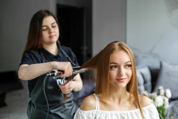 Frisör Gör Frisyr Styling Hår Uträtning Med Ett Järn Ung — Stockfoto