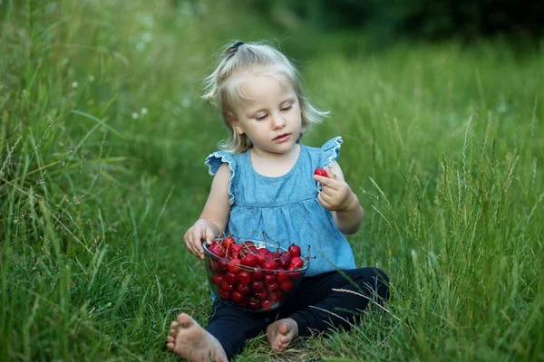 Niña Come Cerezas Sobre Fondo Naturaleza — Foto de Stock