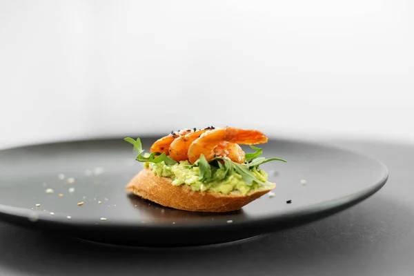 Zdravý Vegetariánský Oběd Bruschetta Avokádem Mořskými Plody Krevetový Sendvič Talíři — Stock fotografie