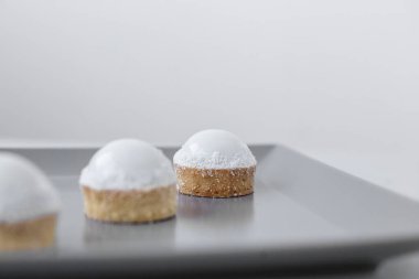 Yemek restoranı için tatlılar, tabakta hafif bir tatlı.