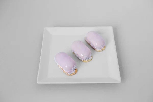 Een Paar Taartjes Met Witte Glazuur Een Taart Met Mousse — Stockfoto