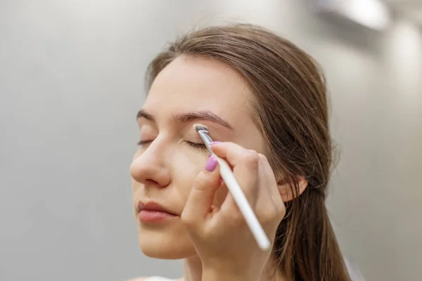 Cepillo Maquillaje Aplica Maquillaje Cara Cara Cerca Cuidado Piel Pequeña — Foto de Stock