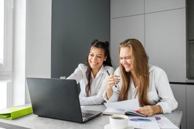 Fazladan para kazan. Para kazanmak. Hobileri nakite çevirmek. Yetenekli bir iş. Tutkuyu işe dönüştürmek. Parasal ödüller. Dikey