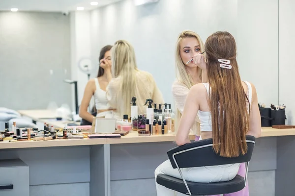 Maquillador Profesional Hace Maquillaje Mujer Trabaja Una Peluquería Pequeña Empresa — Foto de Stock