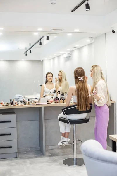 Maquillador Profesional Hace Maquillaje Mujer Trabaja Una Peluquería Pequeña Empresa —  Fotos de Stock