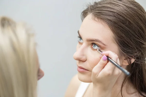 Maquillador Profesional Hace Maquillaje Mujer Trabaja Una Peluquería Pequeña Empresa — Foto de Stock