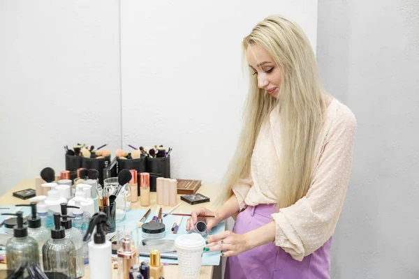 Maquillador Profesional Hace Maquillaje Mujer Trabaja Una Peluquería Pequeña Empresa — Foto de Stock