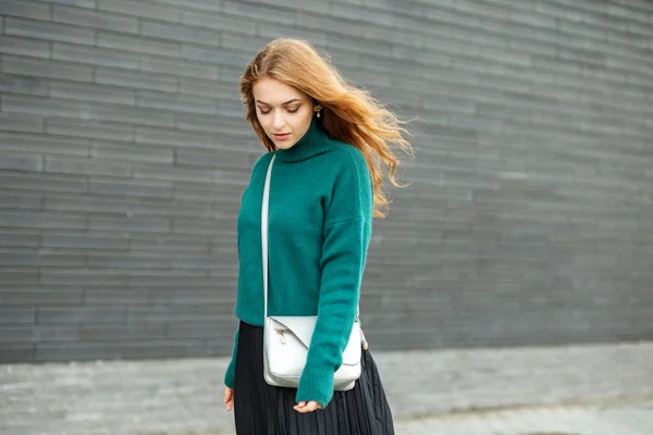 美しい大人の女性が笑っている 緑のニットセーター ファッション ライフスタイル 都市の概念 — ストック写真