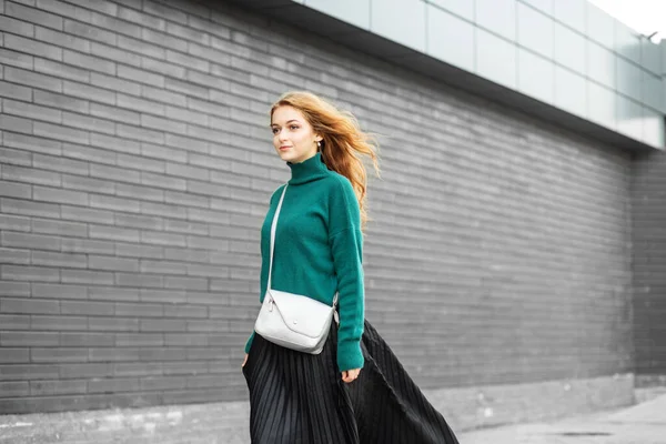 Beautiful Tall Woman Walks Long Skirt Green Sweater Small Women — Stock Photo, Image