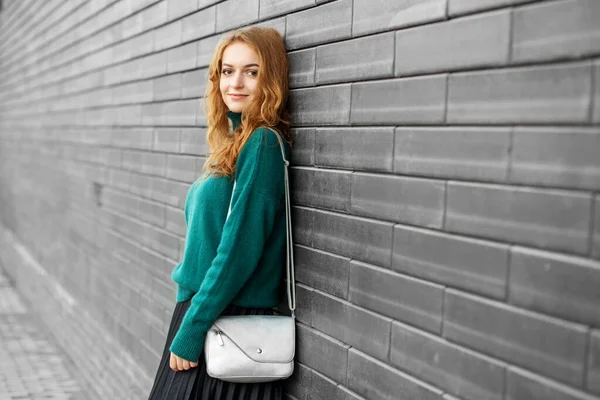 Piękna Dorosła Kobieta Stoi Przy Czarnej Ścianie Zielony Sweter Dzianiny — Zdjęcie stockowe