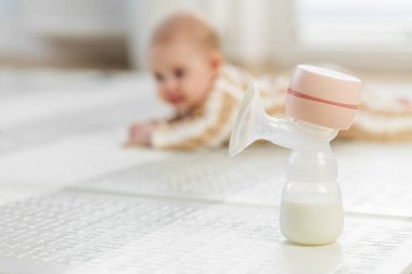 Memlekette Bebek 'le Göğüs Sütü Pompası ve Depolama Şişesi. Bebek bakımı