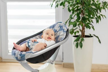 Ev İçi 'ndeki Modern Bebek Koruma Koltuğu' nda Mutlu Bebek Rahatlaması