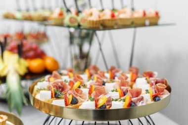 İtalyan esinlenilmiş prosciutto, peynir ve meyve içeren zarif bir sergi. Yemek, etkinlik, düğün ya da güzel yemek tasvirleri için ideal.