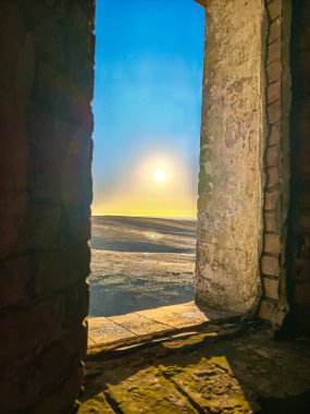 Çöldeki eski ahşap pencere.