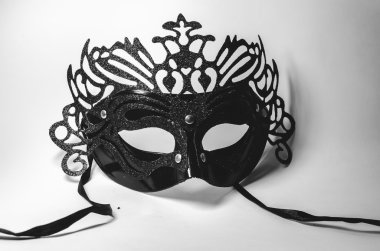 Beyaz arka planda karnaval maskesi