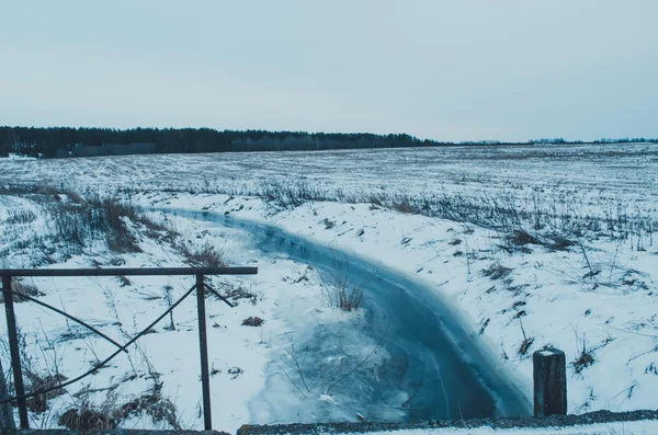 Pequeno riacho no inverno com água azul — Fotografia de Stock
