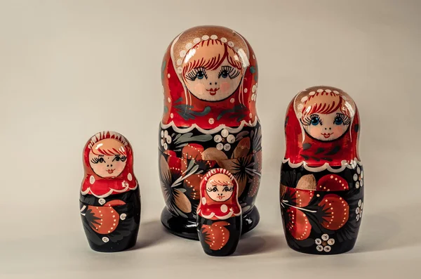 Bonecas de nidificação russas em um fundo branco — Fotografia de Stock