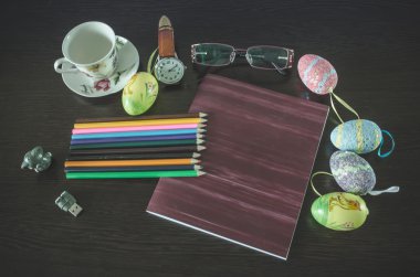 kalem Notebook telefon Paskalya yumurtaları masanın üzerine izle