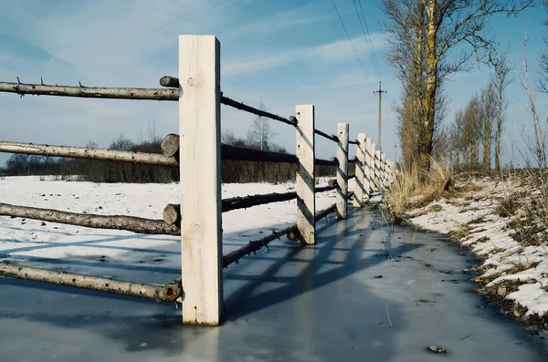 冬天的木栅栏和雪 — 图库照片