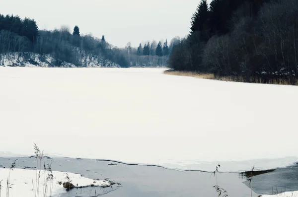 No lago no inverno e água derretida — Fotografia de Stock