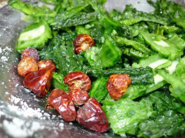 Acı kabak ve biberli baharatlı ve lezzetli bir yemek. Vejetaryen yemeği.