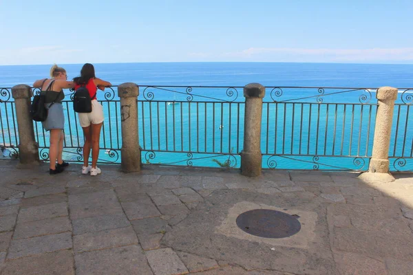 Gente Mirando Mar Desde Terraza Italia Calabria Tropea —  Fotos de Stock