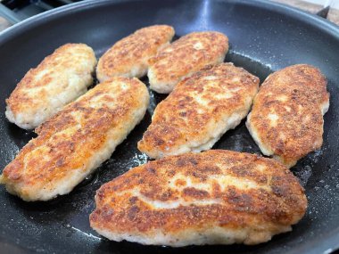 Ukrayna usulü leziz kızarmış et pirzolaları tavada ekmek kırıntıları içinde yağ, tavuk, domuz eti, köfte. 