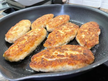Ukrayna usulü leziz kızarmış et pirzolaları tavada ekmek kırıntıları içinde yağ, tavuk, domuz eti, köfte. 