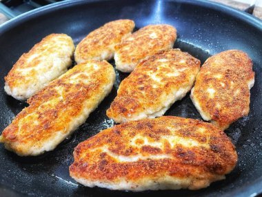 Ukrayna usulü leziz kızarmış et pirzolaları tavada ekmek kırıntıları içinde yağ, tavuk, domuz eti, köfte. 