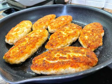 Ukrayna usulü leziz kızarmış et pirzolaları tavada ekmek kırıntıları içinde yağ, tavuk, domuz eti, köfte. 