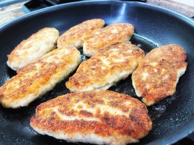 Ukrayna usulü leziz kızarmış et pirzolaları tavada ekmek kırıntıları içinde yağ, tavuk, domuz eti, köfte. 