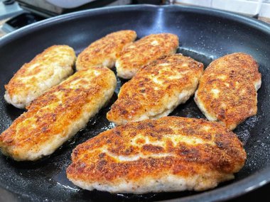 Ukrayna usulü leziz kızarmış et pirzolaları tavada ekmek kırıntıları içinde yağ, tavuk, domuz eti, köfte. 