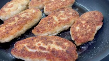 Ukrayna usulü leziz kızarmış et pirzolaları tavada ekmek kırıntıları içinde yağ, tavuk, domuz eti, köfte. 