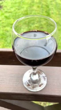 Ahşap bir masa üzerinde kırmızı şarap