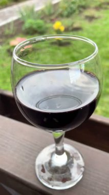 Bahçedeki bir masada şarap kadehi