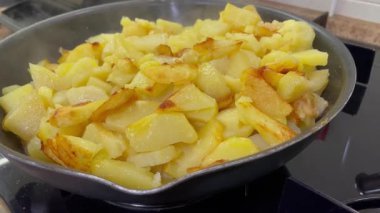 Kızartma tavasında patates kızartması.