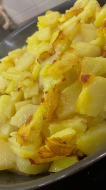 Kızartma tavasında patates kızartması.