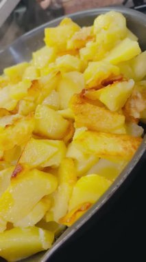 Kızartma tavasında patates kızartması.