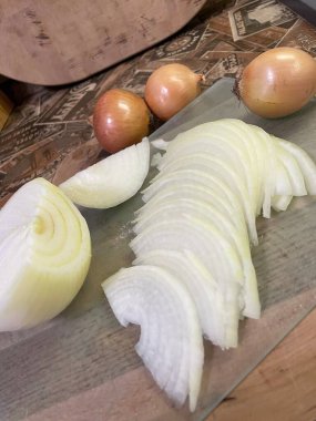 Tahtada beyaz soğan kes.