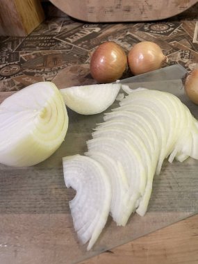 Tahtadaki soğanı kes ve kes.
