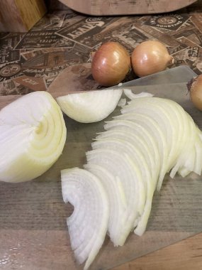 Tahta zemin üzerinde taze soğan ve sarımsak.