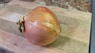 Soyulmamış bir soğanın yakın çekim görüntüsü.
