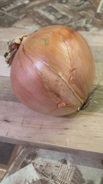 Mutfakta soğan ve soğan.