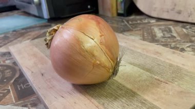 Soğanı kapat ve tahtayı kes.