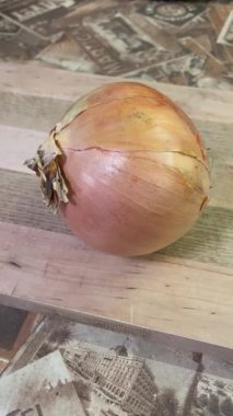 Tahta bir masada soğan ve sarımsak.